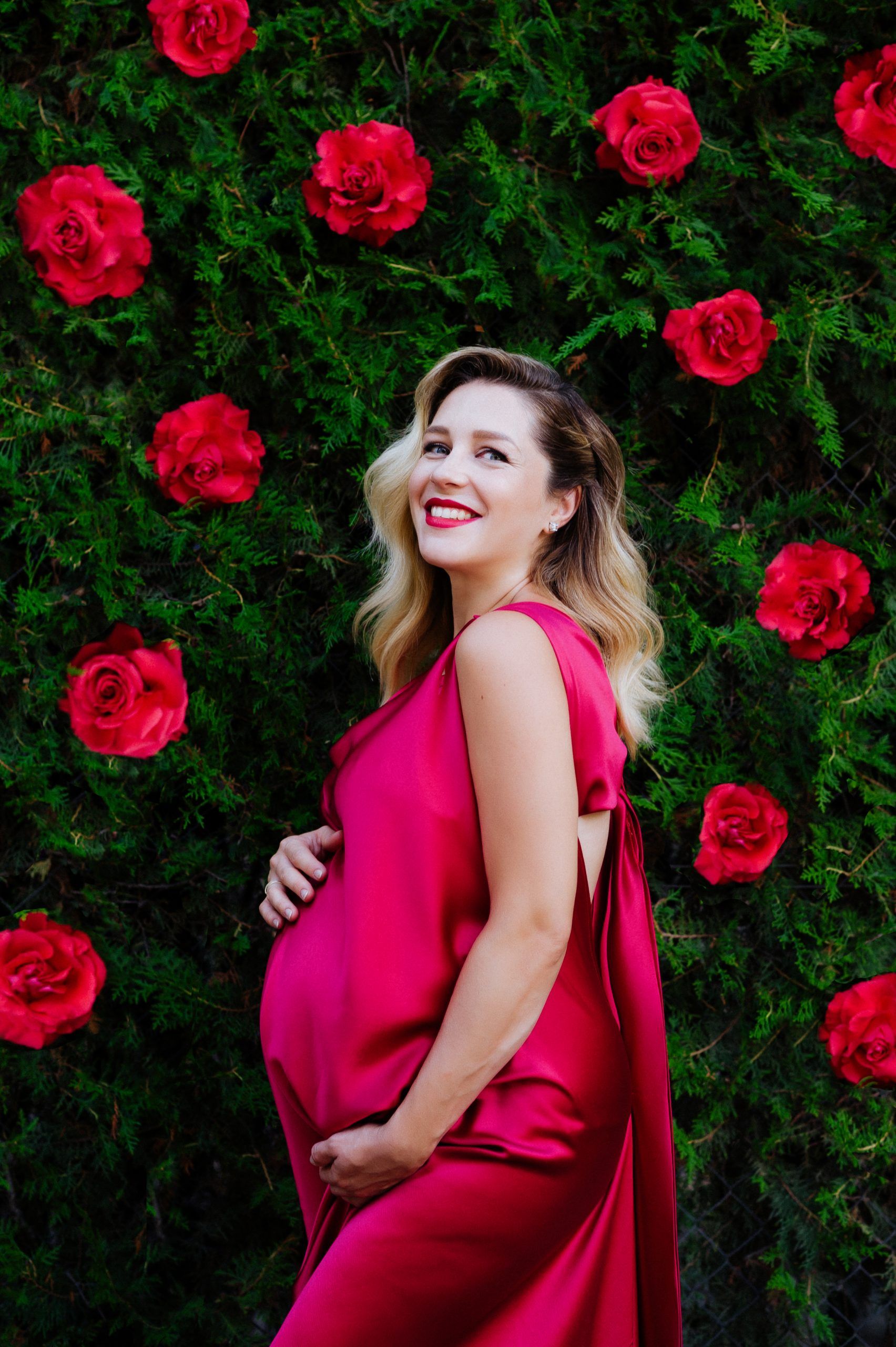 Vestido de invitada embarazada rojo