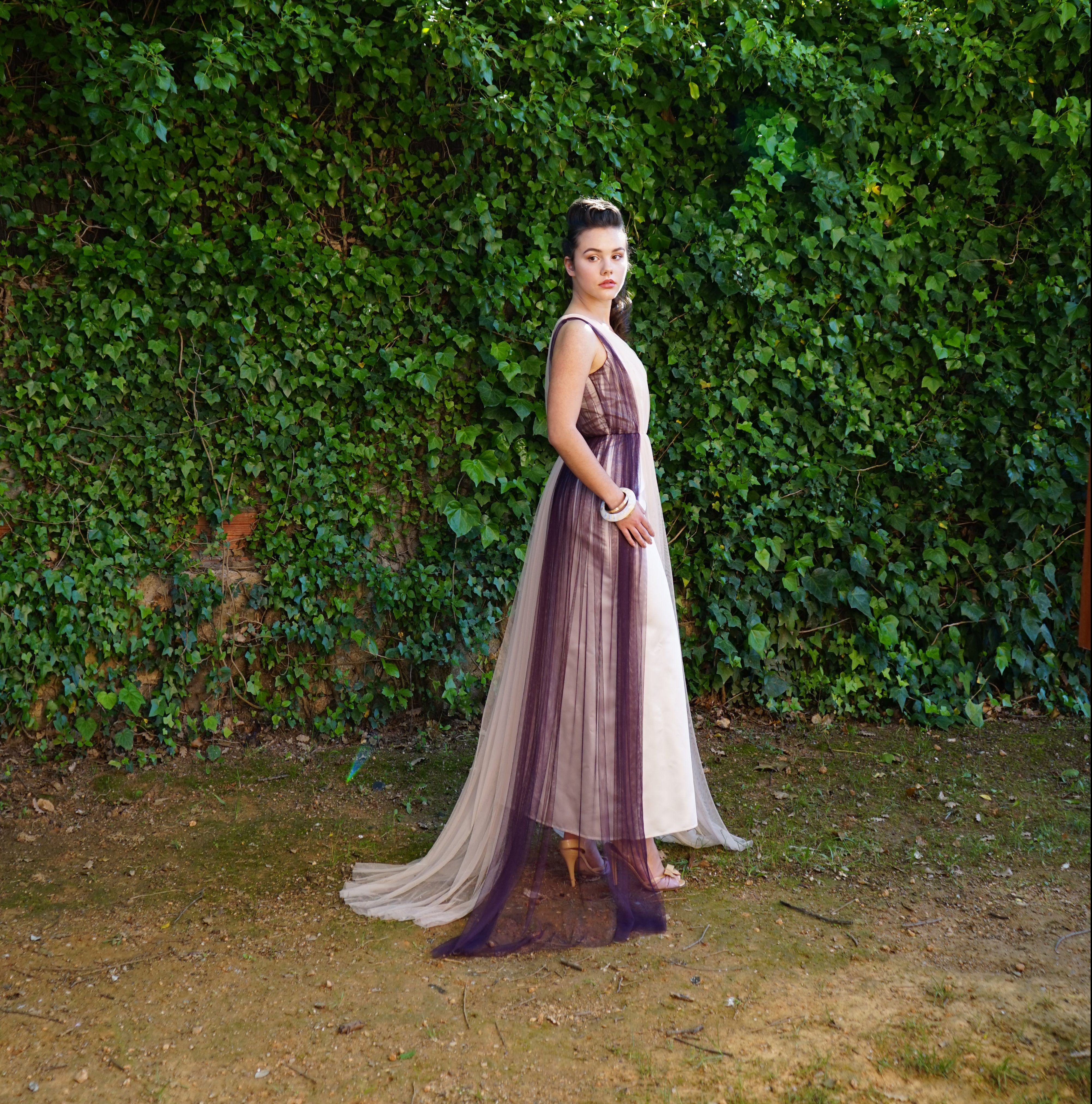 Vestido de tul beige y granate largo