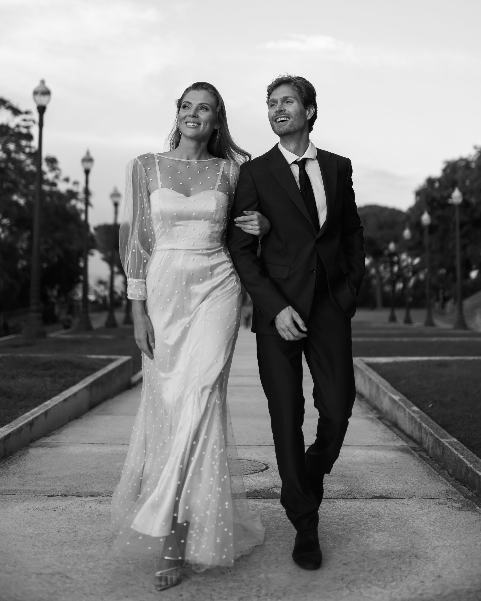 vestido de saten y topos