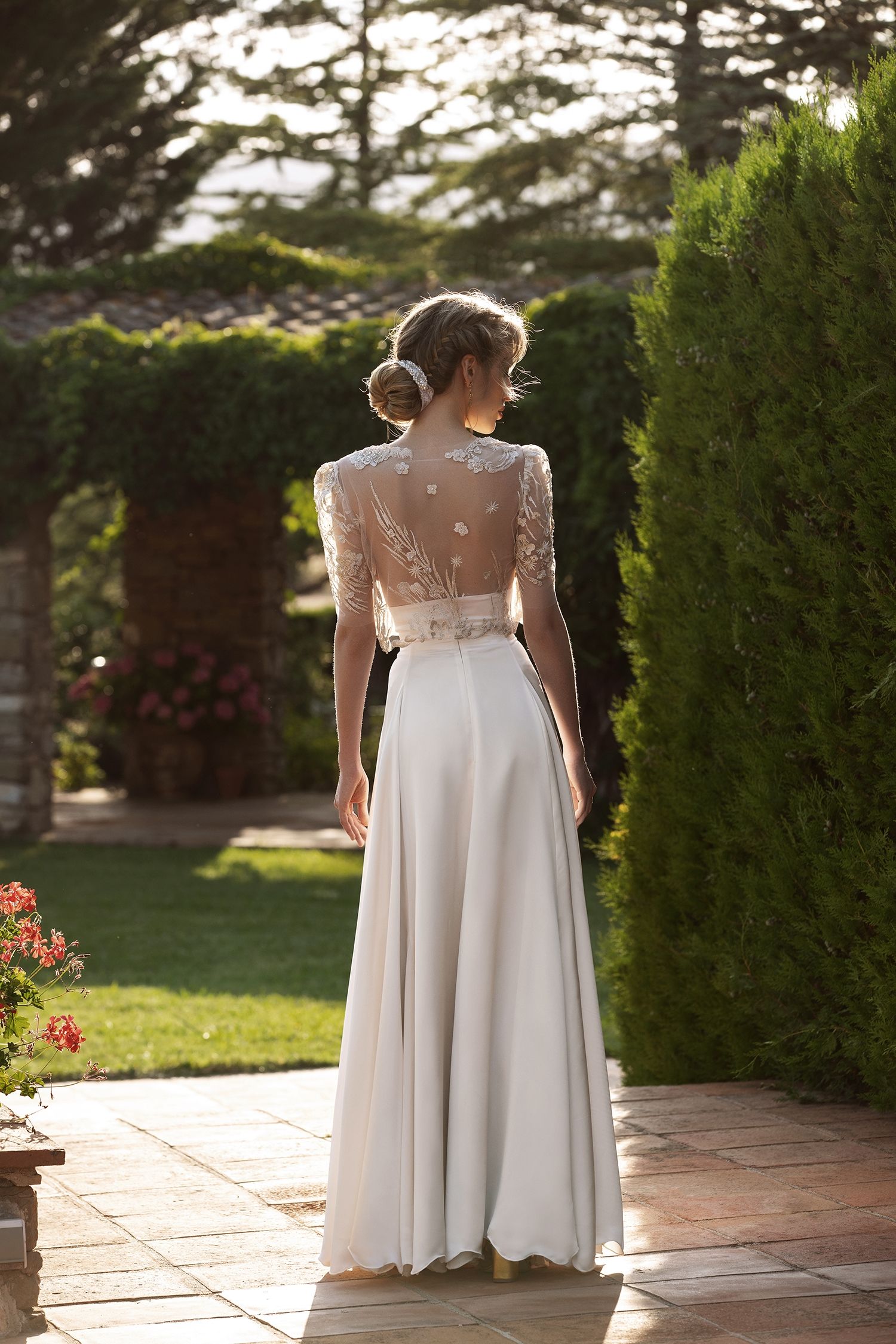 top de novia de encaje y falda de novia de saten made in Barcelona