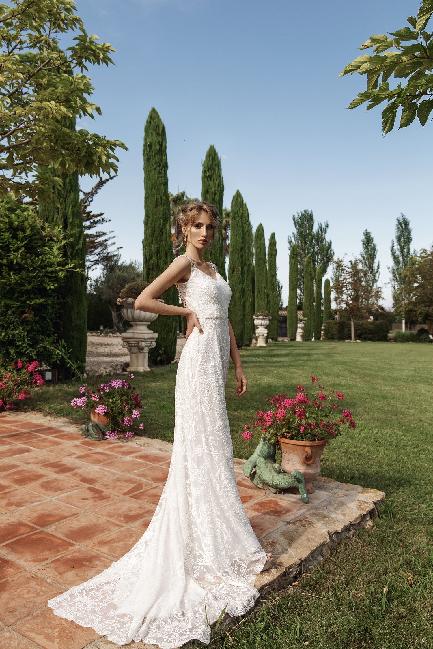 vestido de novia sencillo boho chic rural tirantes y cola