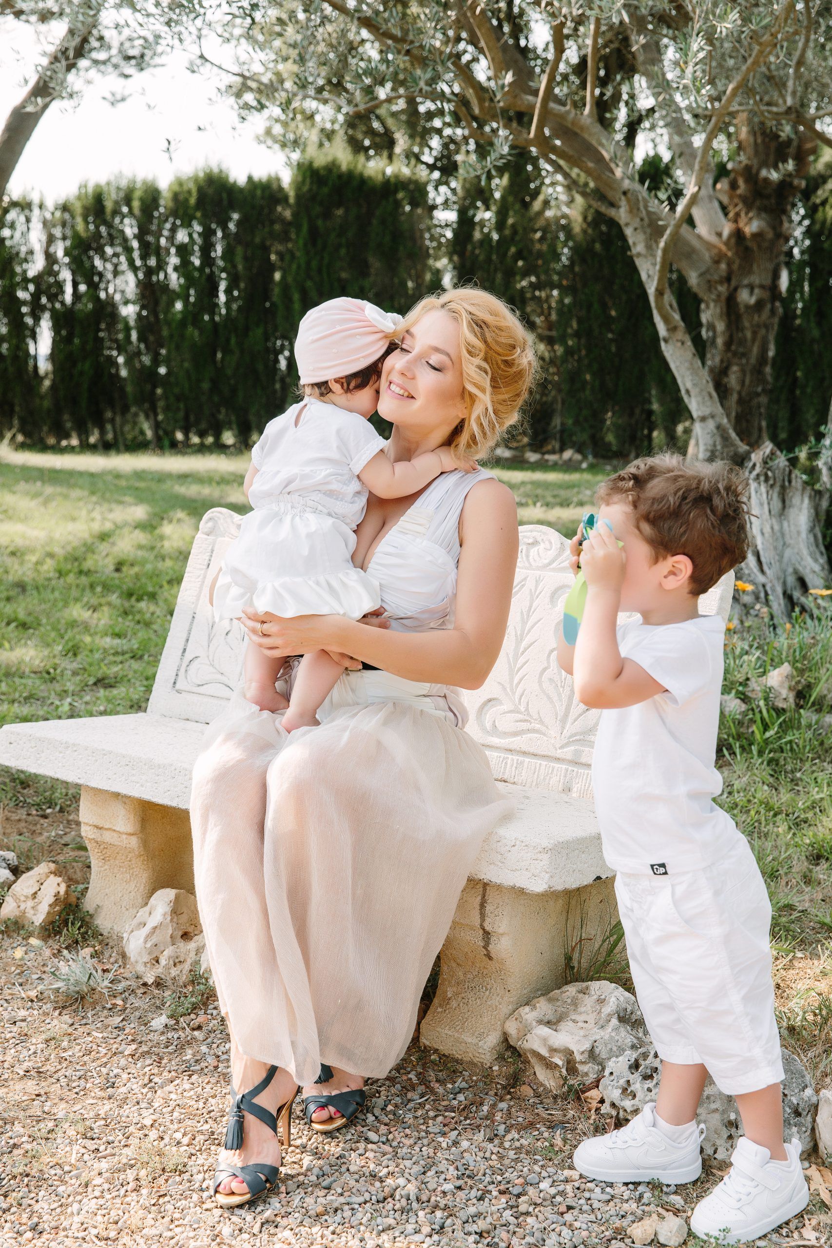vestido de saten blanco semilargo