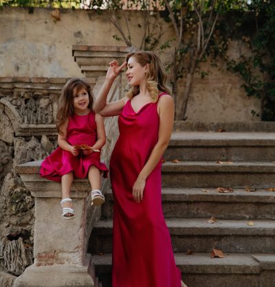 VESTIDO LARGO EN SATÉN ROJO ESTILO ALFOMBRA ROJA / AFRODITE