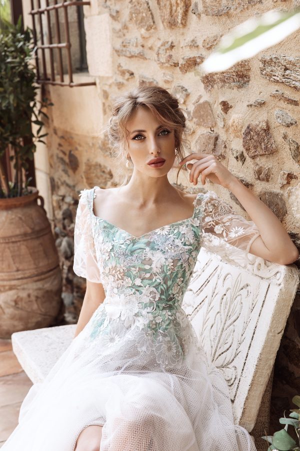 vestido de novia bordado con toque color