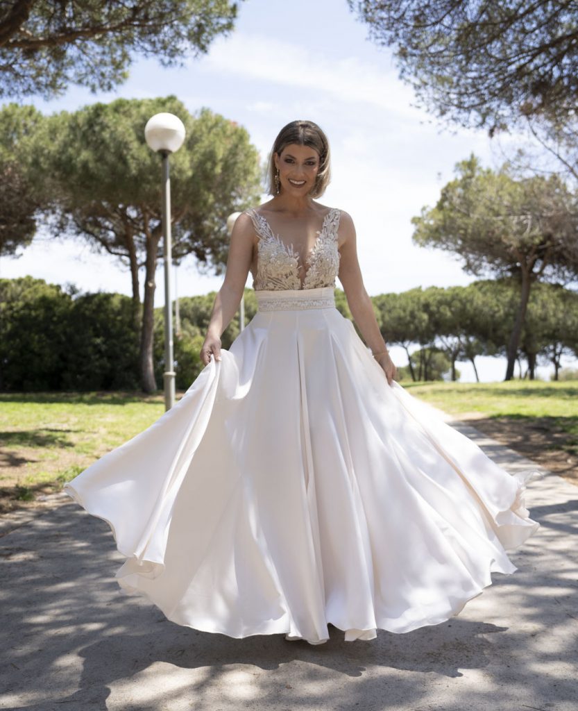 top encaje dorado y falda blanca