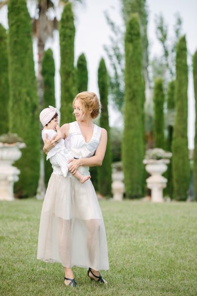vestido de saten blanco semilargo