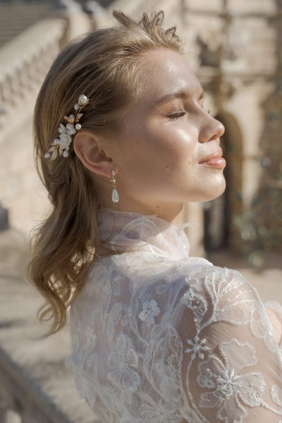 peineta adornada con perlas de agua dulce, delicadas flores de arcilla y porcelana