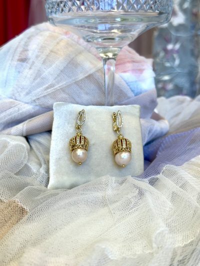 pendientes dorados con perla rosa