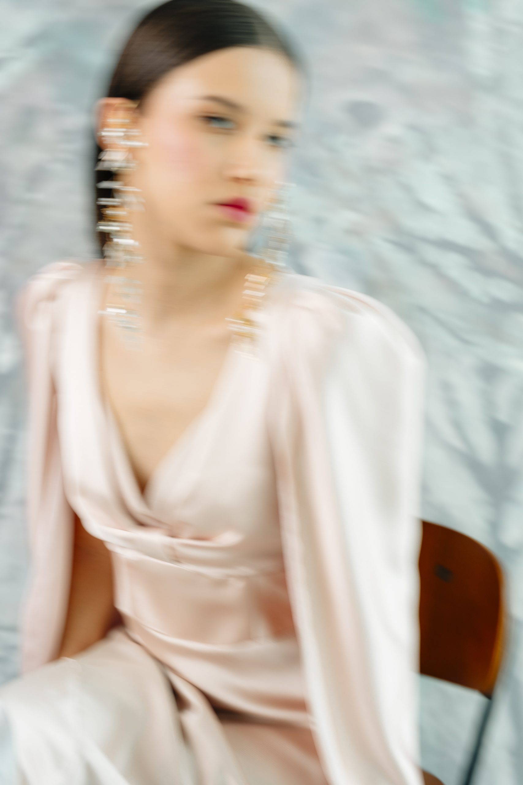 vestido de fiesta en saten rosa suave con manga larga