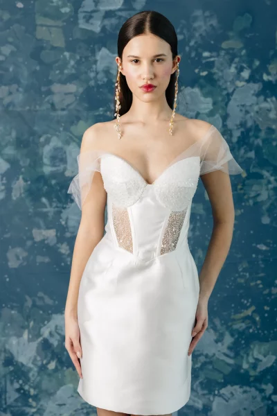 Vestido de novia corto de satén con corse y copas