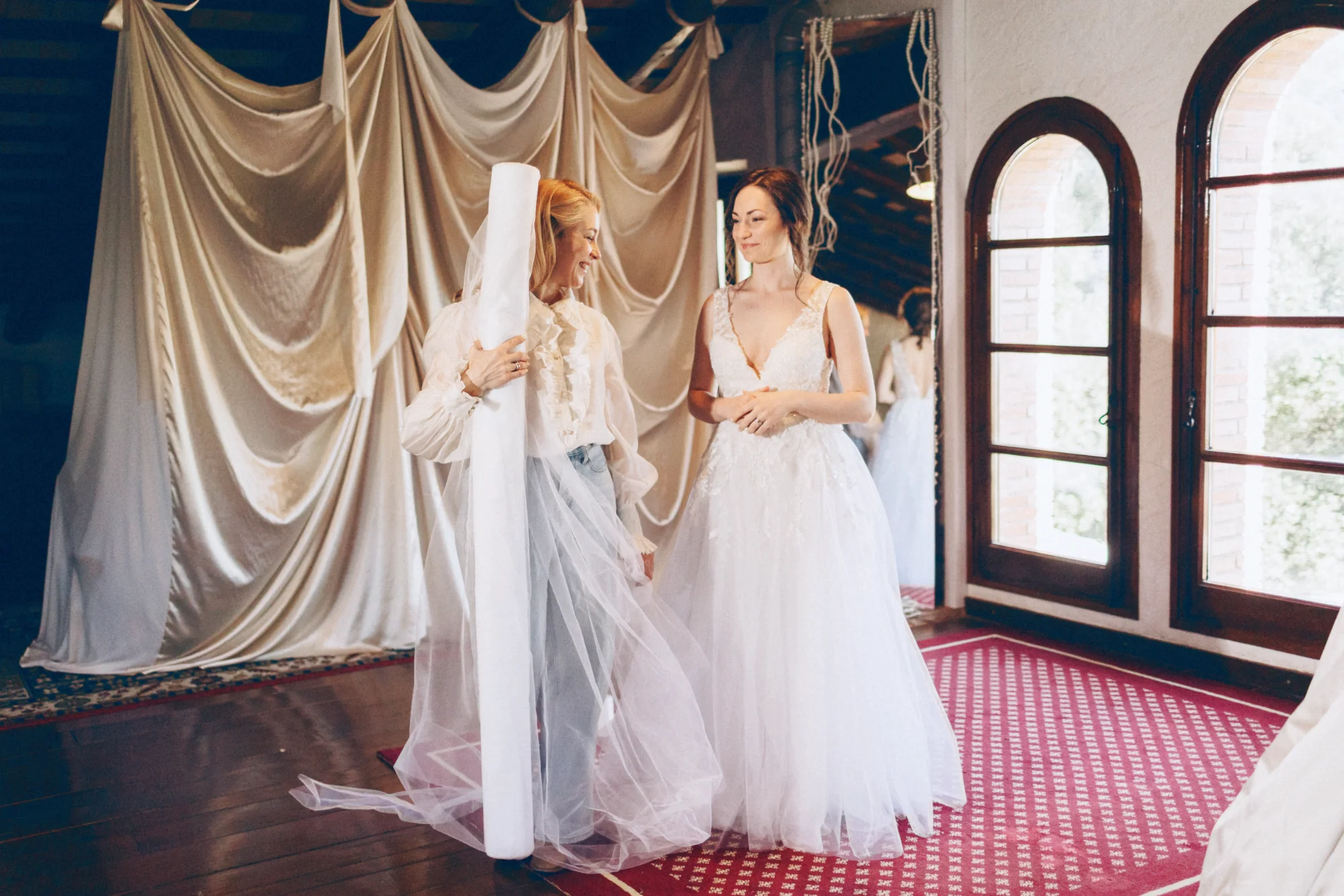 novia y disenadora en el atelier